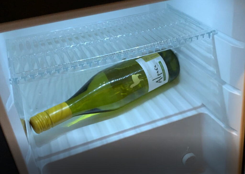 ワインボトルもおさまる小さな冷蔵庫付き